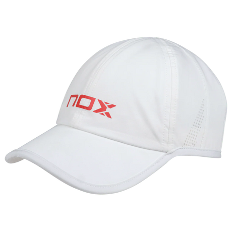 Casquette blanche Nox portée en extérieur

