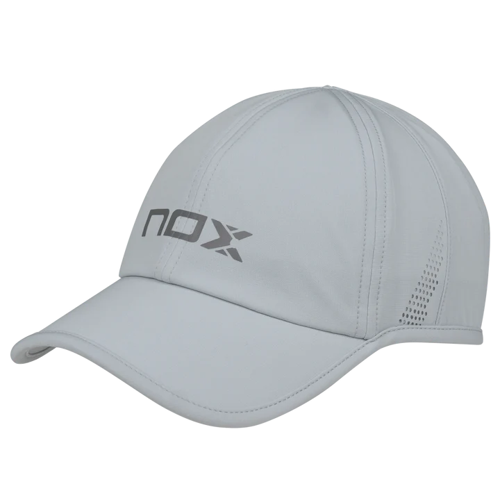 Casquette grise Nox portée en extérieur
