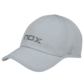 Casquette grise Nox portée en extérieur
