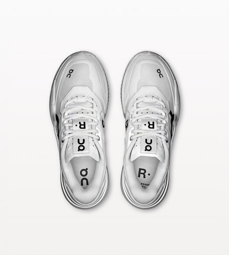Chaussures de padel pour femmes ON THE ROGER Pro 2, couleur blanche, vue de côté, design sportif et moderne
