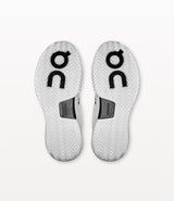 Chaussures de padel pour femmes ON THE ROGER Pro 2, modèle tout blanc, avec semelle et design sportif visible.