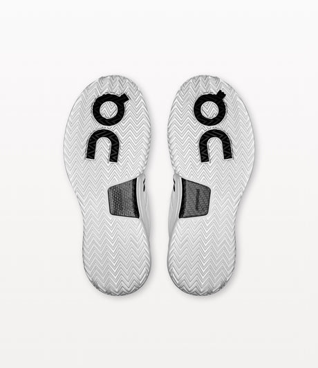 Chaussures de padel pour femmes ON THE ROGER Pro 2, modèle tout blanc, avec semelle et design sportif visible.