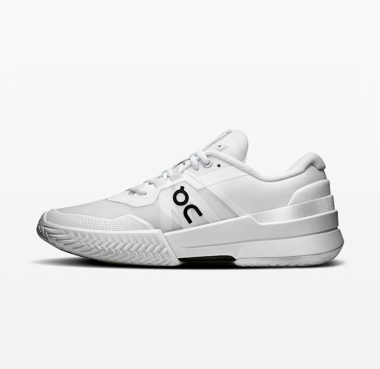Chaussures de padel pour femmes ON THE ROGER Pro 2 en blanc, vue de la semelle, chaussures de sport légères et confortables.