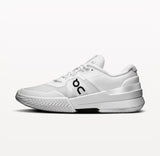 Chaussures de padel pour femmes ON THE ROGER Pro 2 en blanc, vue de la semelle, chaussures de sport légères et confortables.