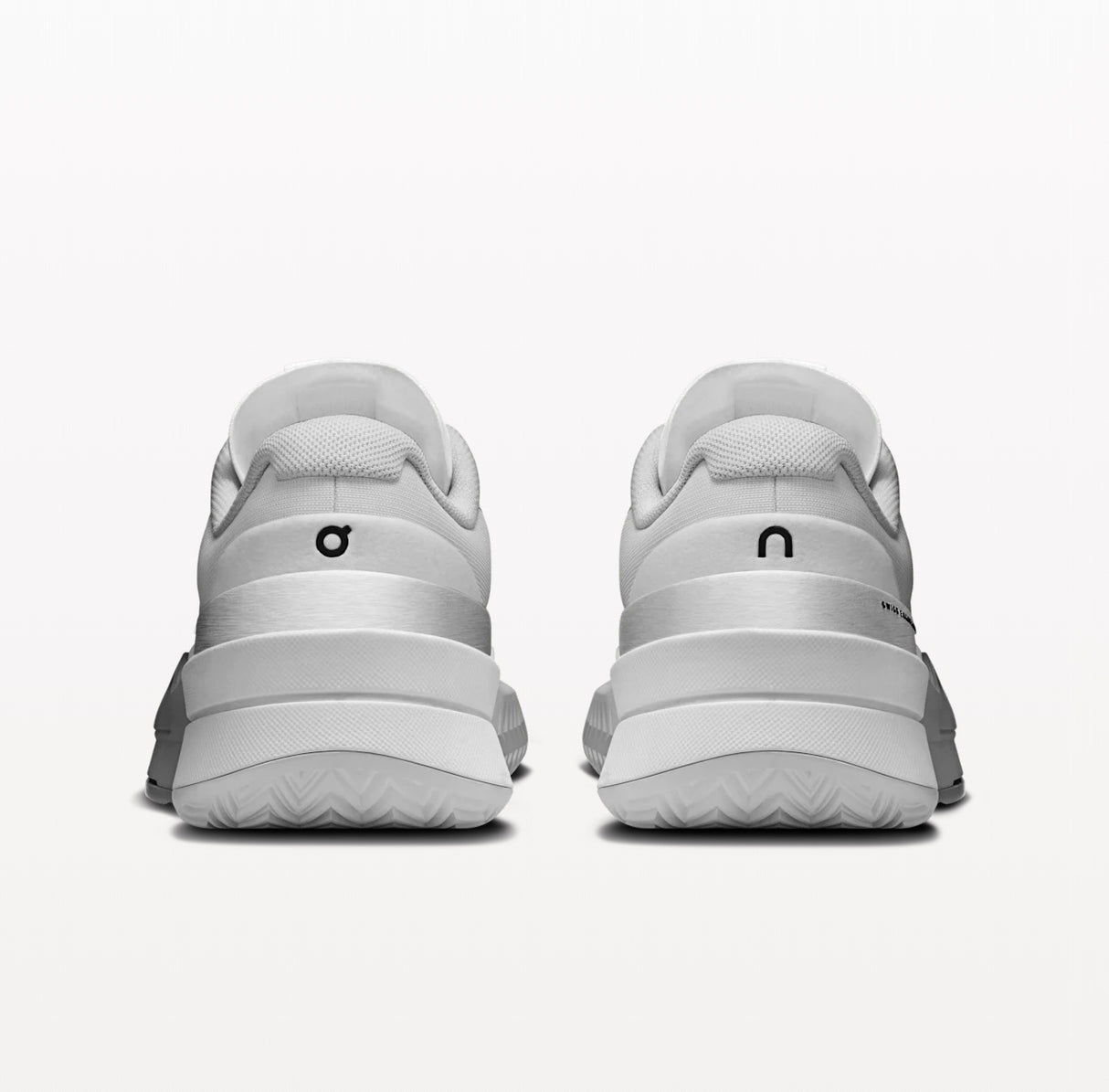 Chaussures de padel ON THE ROGER Pro 2 pour femmes, blanc tout en arrière, design moderne et confort optimal.