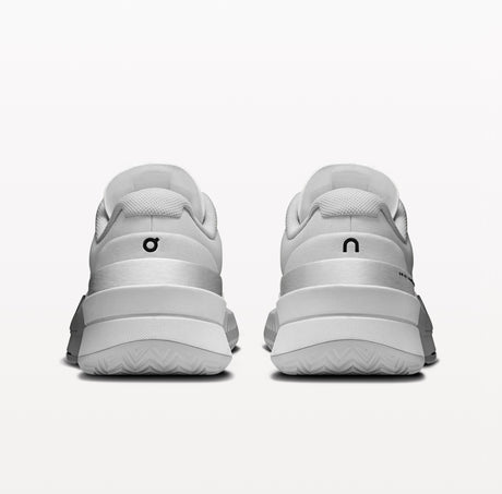 Chaussures de padel ON THE ROGER Pro 2 pour femmes, blanc tout en arrière, design moderne et confort optimal.