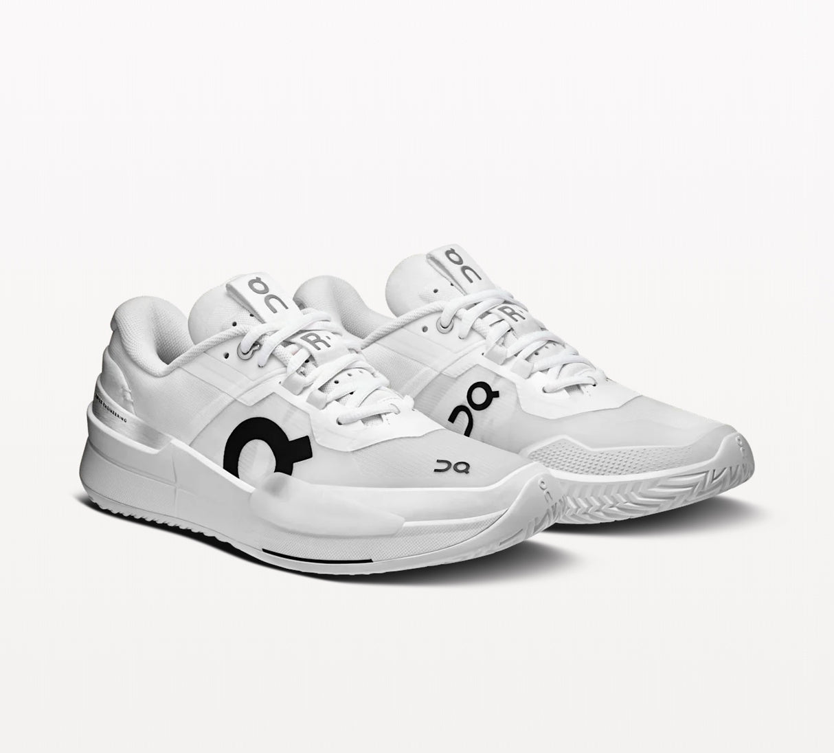 Chaussures de padel pour femmes ON THE ROGER Pro 2, blanches, sportives, avec semelle adaptée pour le jeu en extérieur.