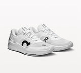 Chaussures de padel pour femmes ON THE ROGER Pro 2, blanches, sportives, avec semelle adaptée pour le jeu en extérieur.