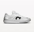 Chaussures de padel pour femmes ON THE ROGER Pro 2, modèle tout blanc, vue de face, chaussures de sport élégantes et confortables.