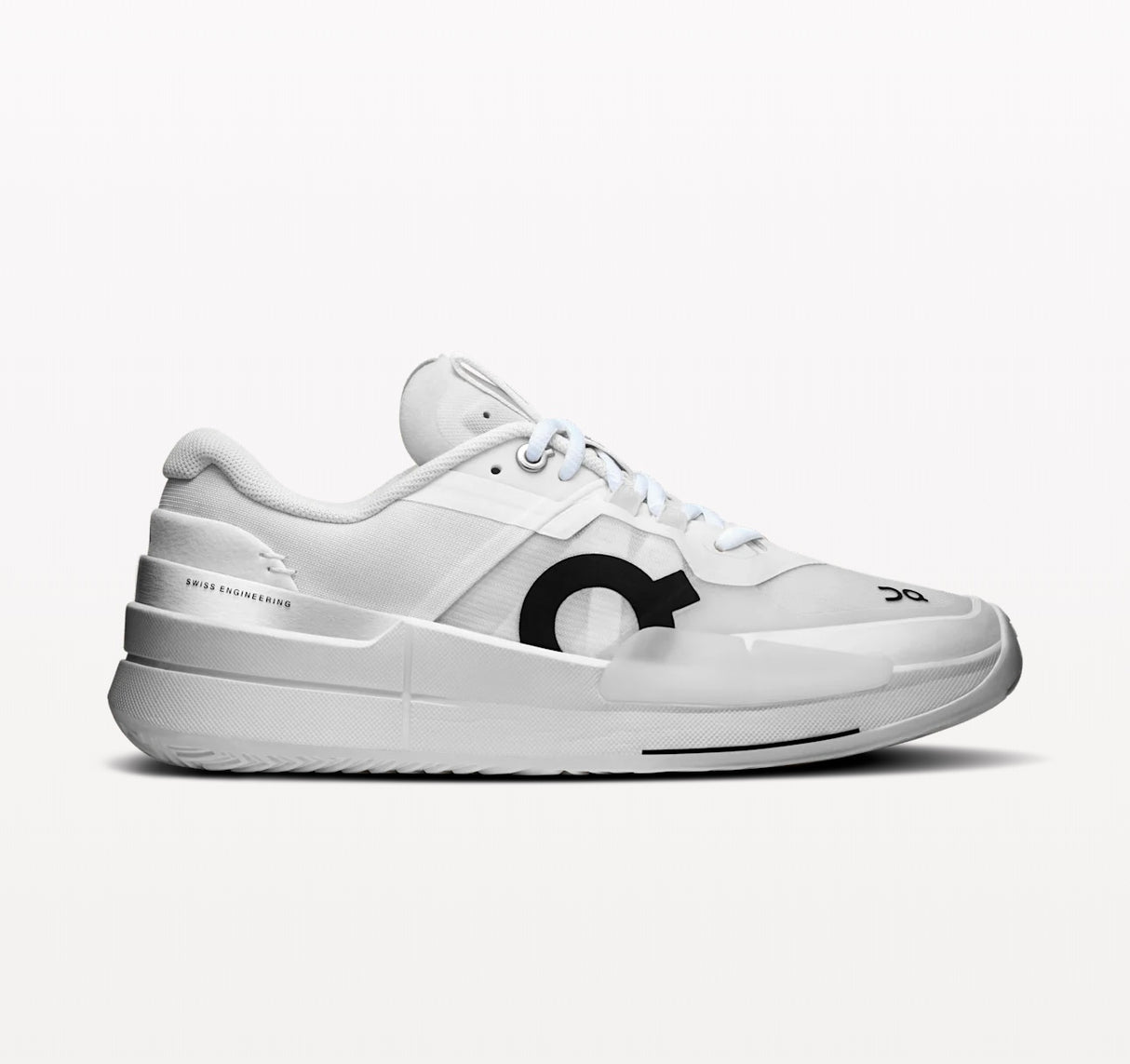 Chaussures de padel pour femmes ON THE ROGER Pro 2, modèle tout blanc, vue de face, chaussures de sport élégantes et confortables.