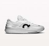 Chaussures de padel pour femmes ON THE ROGER Pro 2, modèle tout blanc, vue de face, chaussures de sport élégantes et confortables.