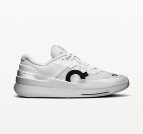 Chaussures de padel pour femmes ON THE ROGER Pro 2, modèle tout blanc, vue de face, chaussures de sport élégantes et confortables.