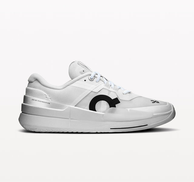 Chaussures de padel pour femmes ON THE ROGER Pro 2, modèle tout blanc, vue de face, chaussures de sport élégantes et confortables.