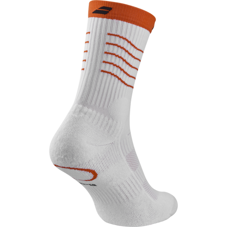 Chaussettes de padel Babolat Lebron blanches, accessoires de sport pour jouer au padel, par Padel Avenue.