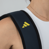 Sac Adidas Control Bleu porté à l’épaule