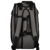 Sac Nox AT10 Team Gris / Noir en action, transport de raquettes et accessoires