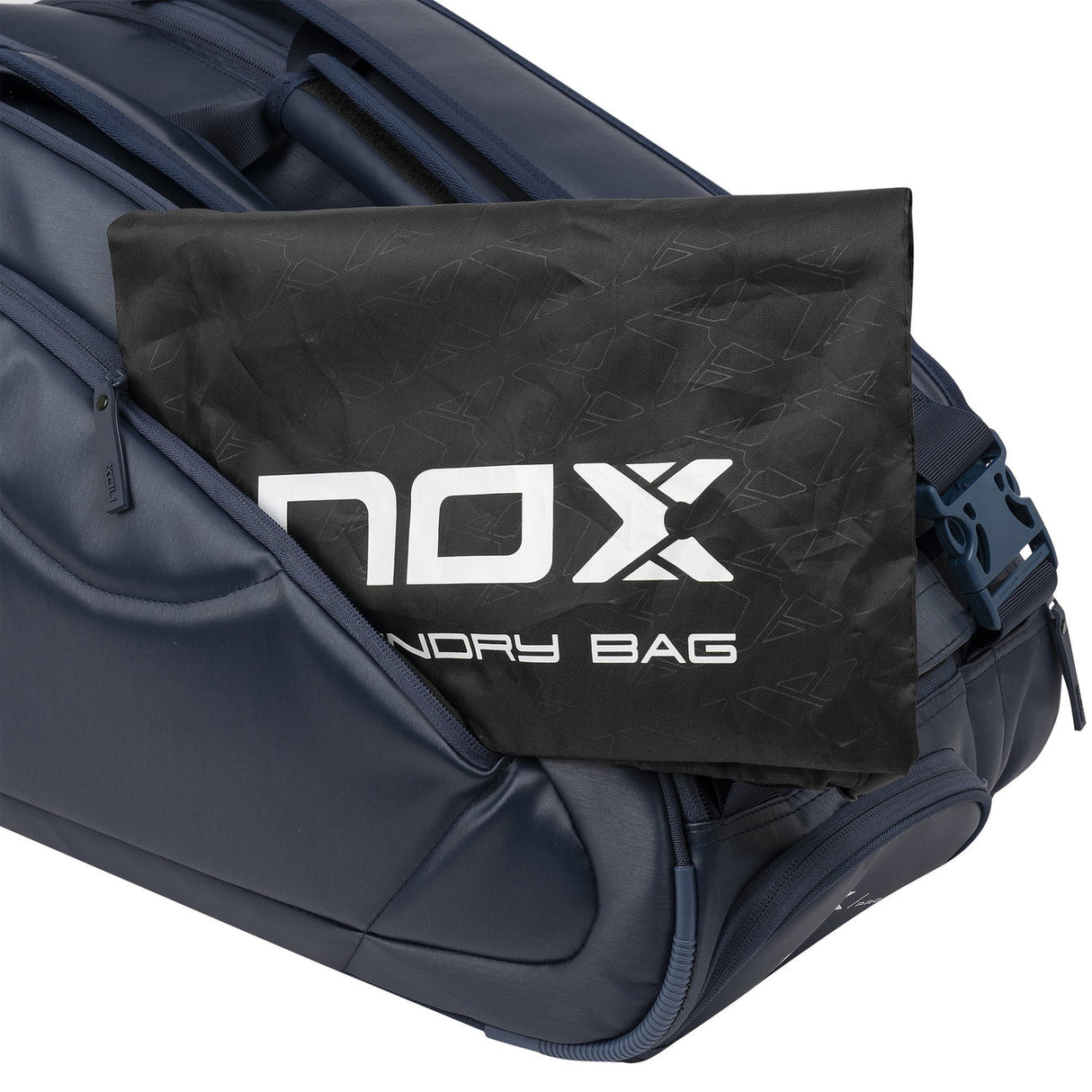 Sac Nox Pro Bleu Marine porté sur l’épaule
