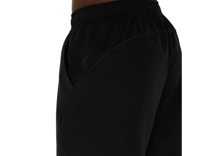 Short Asics Court Performance Black en action sur le terrain