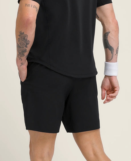 Short Wilson Tournament V2 7'' Black porté en action sur le terrain