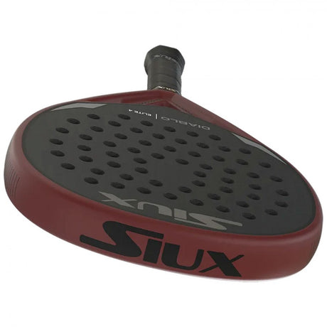 Joueur utilisant la Pala Siux Diablo Elite 4 2025 sur le terrain
