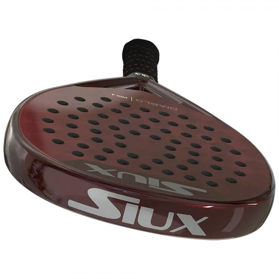 Joueur utilisant la Pala Siux Diablo Pro 4 2025 sur le terrain de padel