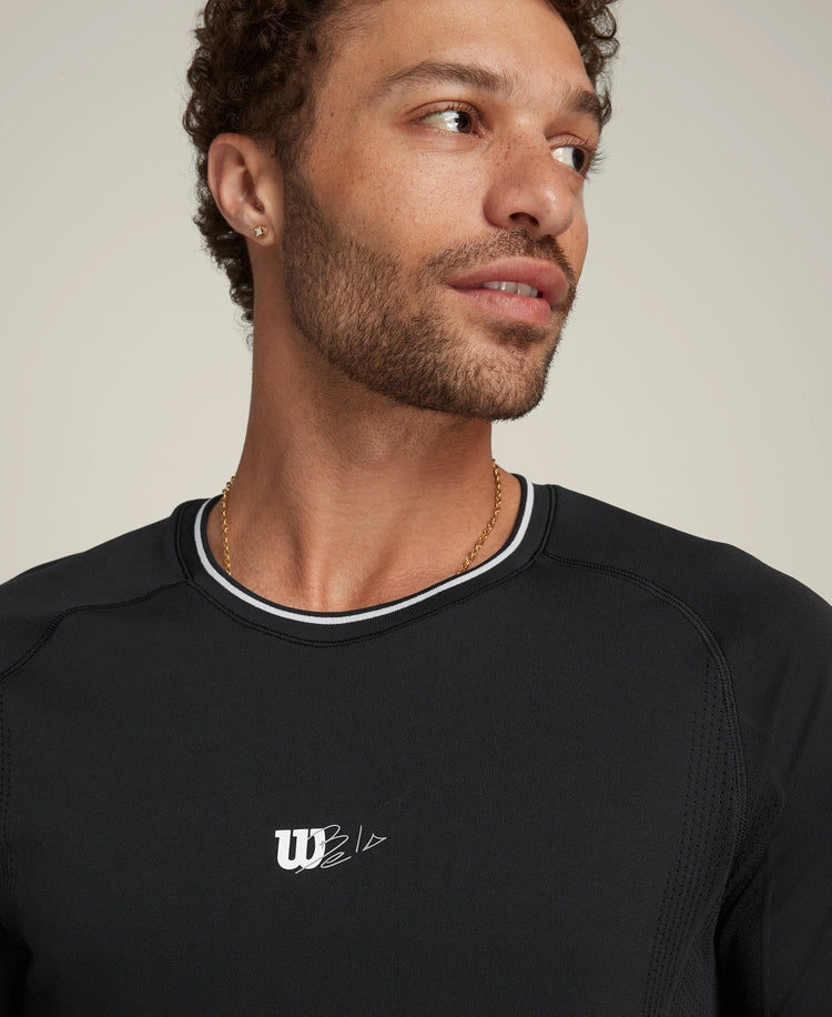 Tee Shirt Wilson Bela Noir porté par un joueur de padel