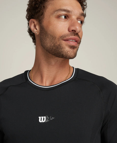 Tee Shirt Wilson Bela Noir porté par un joueur de padel