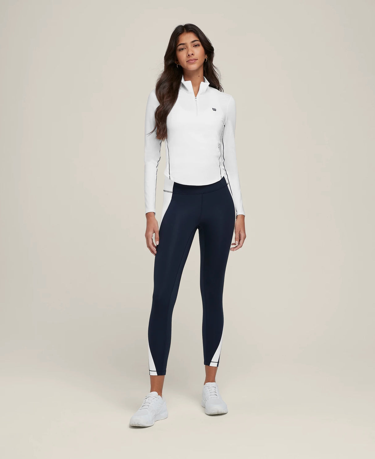 Joueur portant la Veste Wilson Brentwood Half Zip White en match de padel