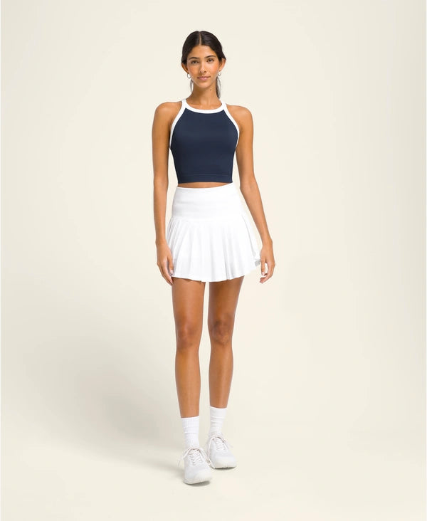 Sportive portant la Brassière Wilson The Daily Brami Navy / Bright White sur le terrain de padel